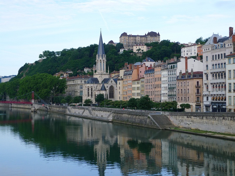 France - Un prêtre agressé à Lyon, condamnations unanimes