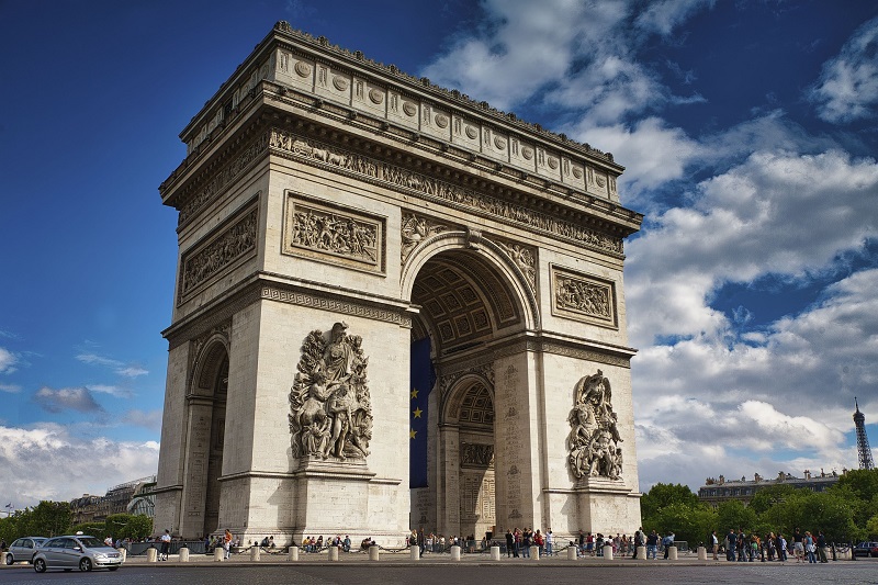 France - Largement en tête, le RN espère une victoire historique